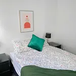 Quite 2B2B Family Home W Free Parking, Bbq
