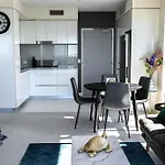 River View Apartment In Brisbane With Parking