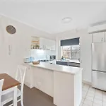 Contemporary Comfy ~ 2bed/2bath/1car ~ Hawthorne * Brisbane