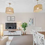 Apartment Contemporary Comfy ~ 2bed/2bath/1car ~ Hawthorne
