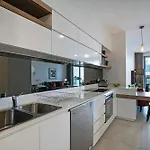 Sunny 1b In Heart Of South Bris By Custom Hosting * Brisbane