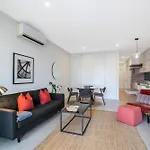 Sunny 1b In Heart Of South Bris By Custom Hosting * Brisbane