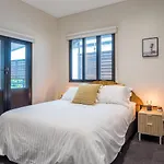 Beautiful Modern In Heart Of New Farm *