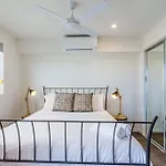 Slick 1 Bedroom + Carpark Apartment - Walk To City