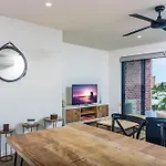 Slick 1 Bedroom + Carpark Apartment - Walk To City