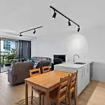 1Br Luxury Apt W Gym Pool Cp And Wifi 1Km From Cbd