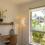 Holiday home Convenient Comfort 4br Near Malls And Transport