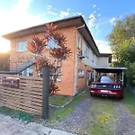 3 Bed Budget Gem With Parking Near Gabba *