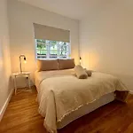 3 Bed Budget Gem With Parking Near Gabba Apartment *