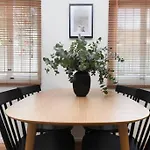 3 Bed Budget Gem With Parking Near Gabba *