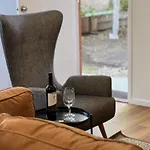 3 Bed Budget Gem With Parking Near Gabba Apartment *