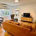 3 Bed Budget Gem With Parking Near Gabba Apartment