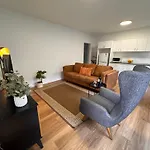 Apartment 3 Bed Budget Gem With Parking Near Gabba *
