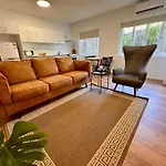 3 Bed Budget Gem With Parking Near Gabba