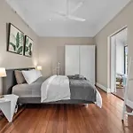 Abracadabra! ~ 1Bed / 1Bath / Balconies ~ New Farm