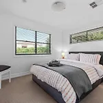 Noble House ~ Fully Self-Contained Guest Suite - 2 Bed/1Bath/1Car~Parklands + Transport