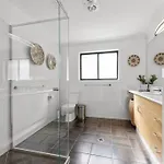 Noble House ~ Fully Self-contained Guest - 2 Bed/1bath/1car~parklands + Transport
