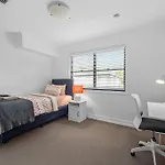 Noble House ~ Fully Self-contained Guest - 2 Bed/1bath/1car~parklands + Transport Apartment *