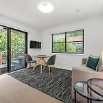 Apartment Noble House ~ Fully Self-contained Guest - 2 Bed/1bath/1car~parklands + Transport