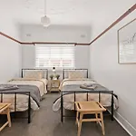 Art Deco In Ascot! ~ 2 Bed / 1 Bath / 1 Car