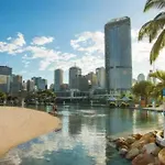 Resort Living - 10Mins Cbd - 2Bed / 2Bath / 1Car