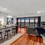 Skyhigh Executive! ~ 2Bed/2Bath/1Car/Views ~ Cbd
