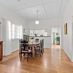 Nan\'S House! 2Bed, 1Bath, 1Car ~ East Brisbane