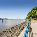 Tasteful Teneriffe! ~ 1Bed, 1Bath, 1Car, Balconies