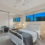 South Bank Stunner! ~ 3 Bed/2 Bath/1car/views Apartment *