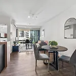 South Bank Styling! ~ 1bed, 1bath, 1car, Balcony Apartment *