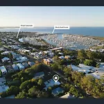 Holiday home 3br15ba House W Parking Close To Eastwood M8 Brisbane