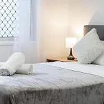 Holiday home 3br15ba House W Parking Close To Eastwood M8 *