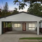 Holiday home 3br15ba House W Parking Close To Eastwood M8 Brisbane