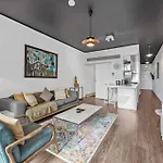 Central & Stylish! 1Bed/1Bath/1Car ~ 5 Mins To Cbd