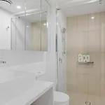 Holiday home 54q Abnb-style Opposite Lush Park Playground, Portside 2br Fpkg *