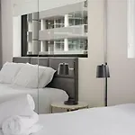 Holiday home 54q Abnb-style Opposite Lush Park Playground, Portside 2br Fpkg