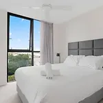 54q Abnb-style Opposite Lush Park Playground, Portside 2br Fpkg