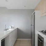 54q Abnb-style Opposite Lush Park Playground, Portside 2br Fpkg Holiday home *