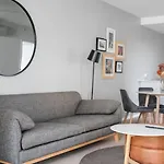 54q Abnb-style Opposite Lush Park Playground, Portside 2br Fpkg Holiday home