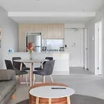 Holiday home 54q Abnb-style Opposite Lush Park Playground, Portside 2br Fpkg