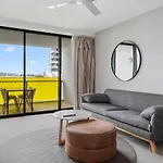 Holiday home 54q Abnb-style Opposite Lush Park Playground, Portside 2br Fpkg *
