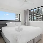 Holiday home 54q Abnb-style Opposite Lush Park Playground, Portside 2br Fpkg