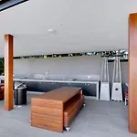 Holiday home 54q Abnb-style Opposite Lush Park Playground, Portside 2br Fpkg *