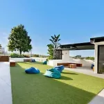 54q Abnb-style Opposite Lush Park Playground, Portside 2br Fpkg Holiday home Brisbane