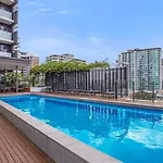 54q Abnb-style Opposite Lush Park Playground, Portside 2br Fpkg Holiday home *