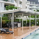 Riverside Retreat! Beautiful Water Views! - New Farm