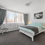 Amazing Astor ~ 5 Mins Cbd Apartment *