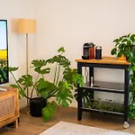 Tranquil 2-Bed Inner City Retreat With Parking