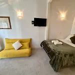 Self Contained Haven In New Farm