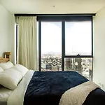 2 Bed 2 Bath In Cbd With Car Park Apartment *